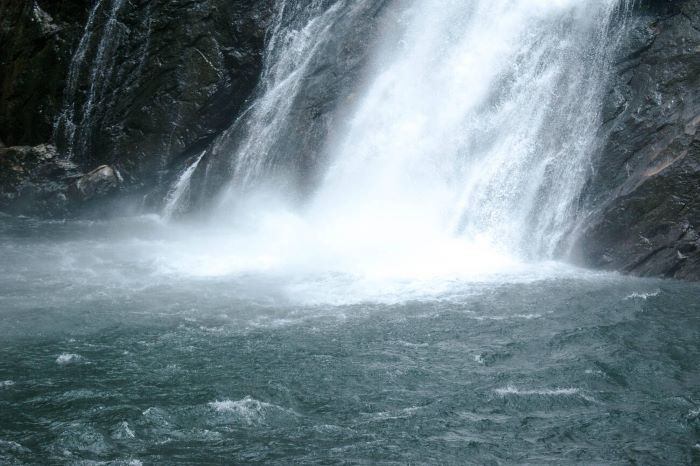 Aruvikkuzhi Waterfall