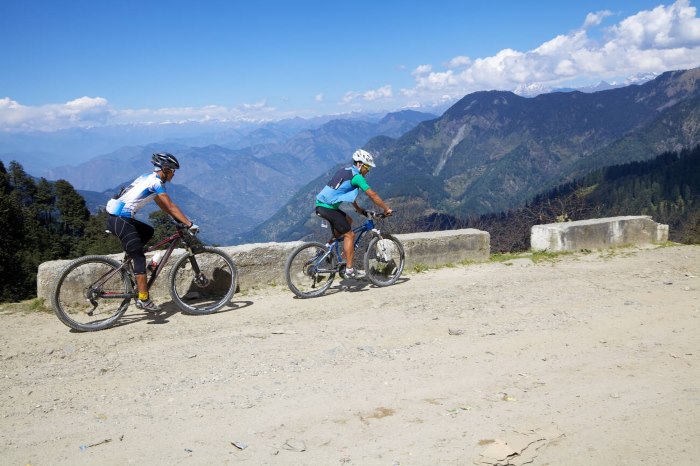 Mountain biking in the Himalayas at Jalori Pass