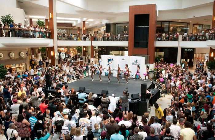 Enjoy live music performances at Aventura Mall USA